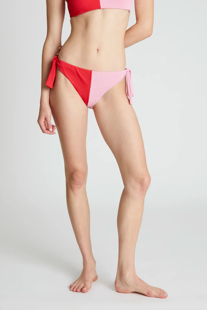 Slip bikini bicolore rosso con laccetti