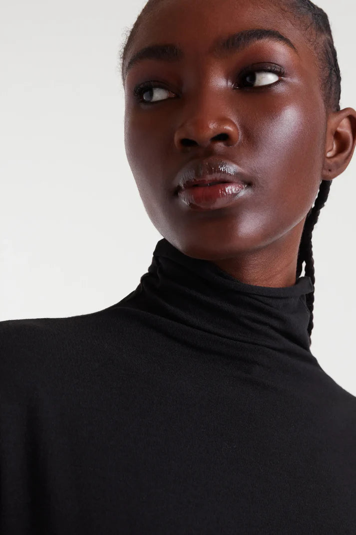 Maglietta nera a collo alto