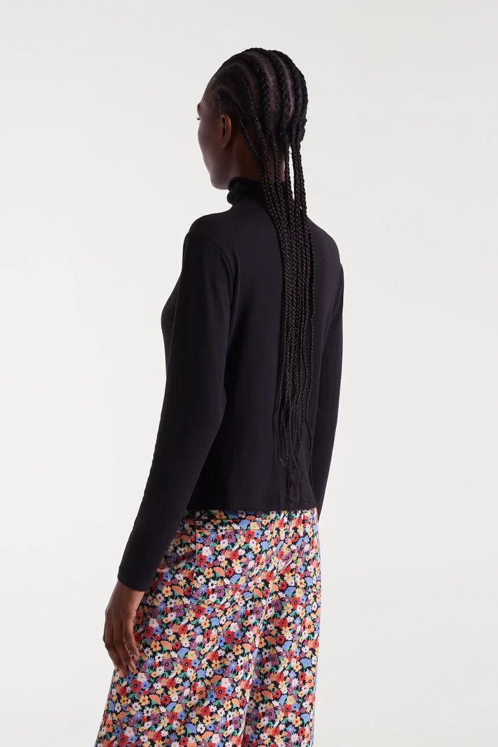 Maglietta nera a collo alto