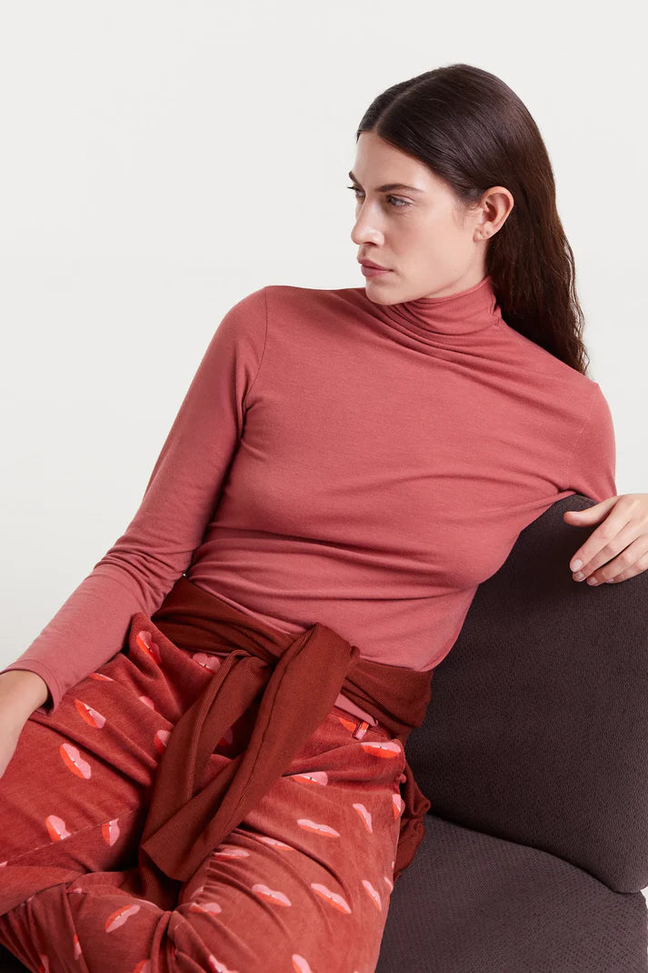 Maglietta collo alto terracotta