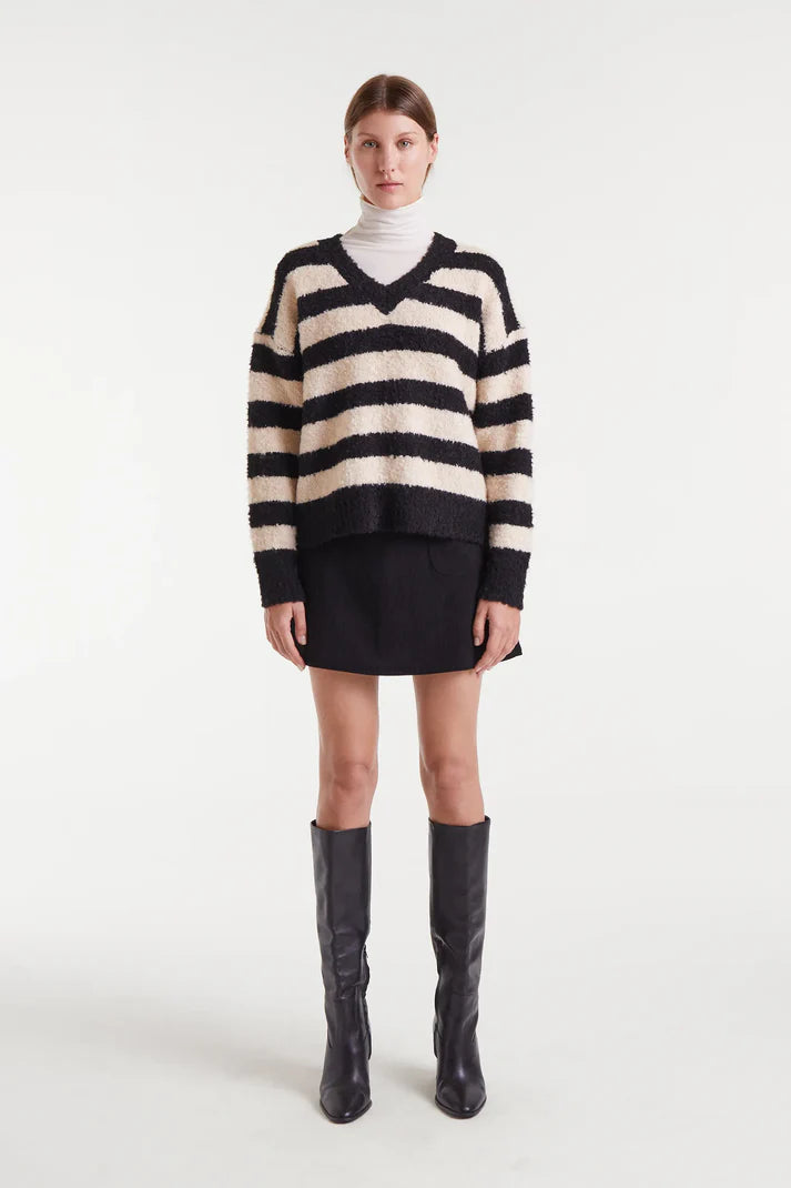 Maglione lavorato a maglia con trama a righe bianche e nere