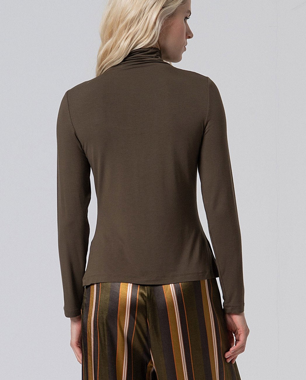 T-shirt dolcevita in viscosa di bambù