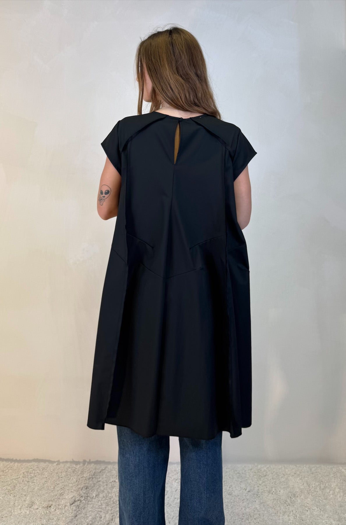 Abito svasato con cuciture a vista