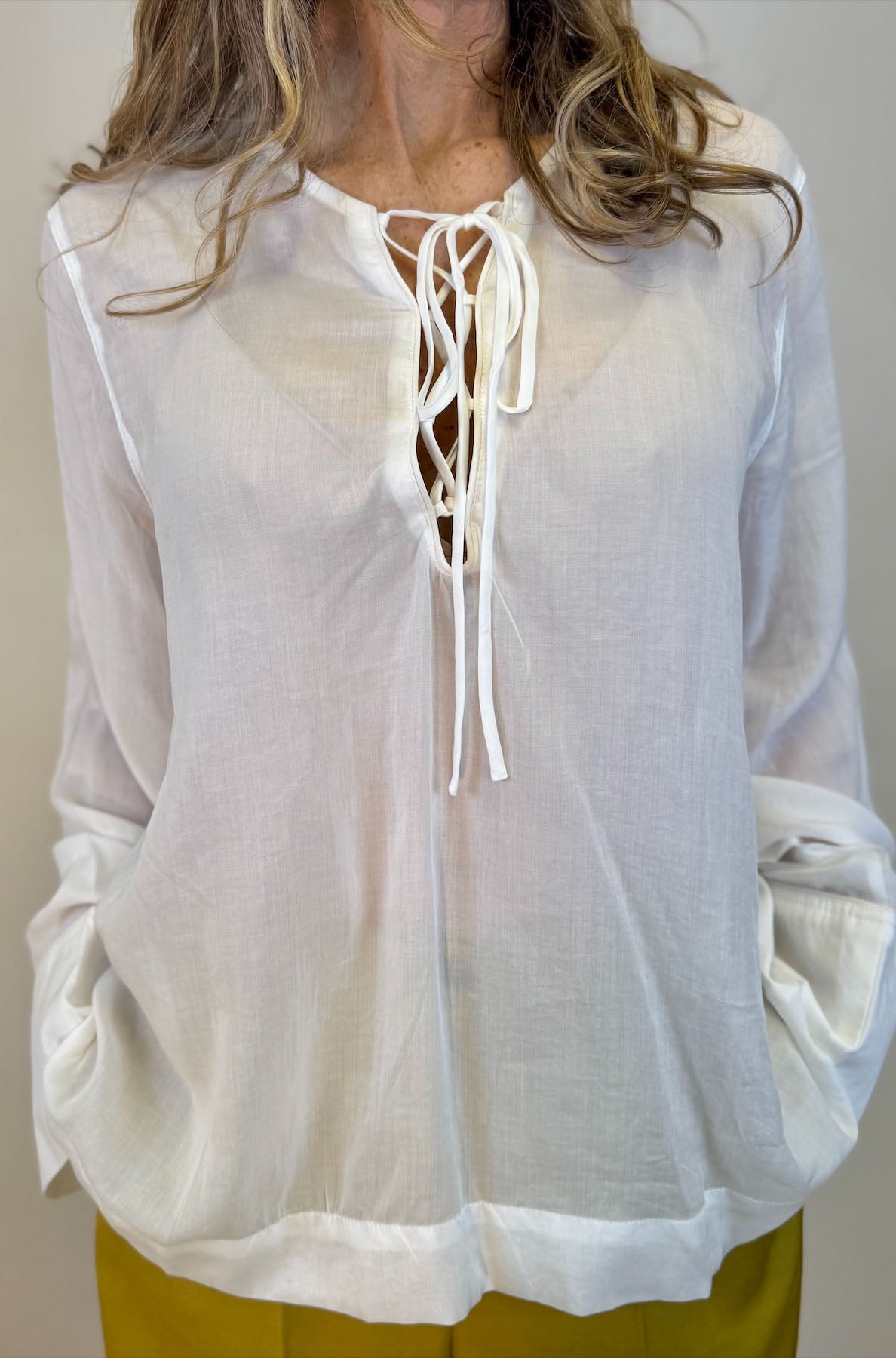 Blusa a V con nastrino