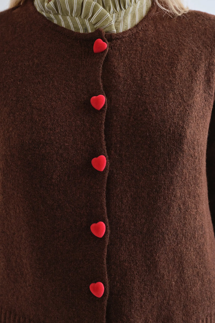 Cardigan marrone con bottoni a cuore rosso