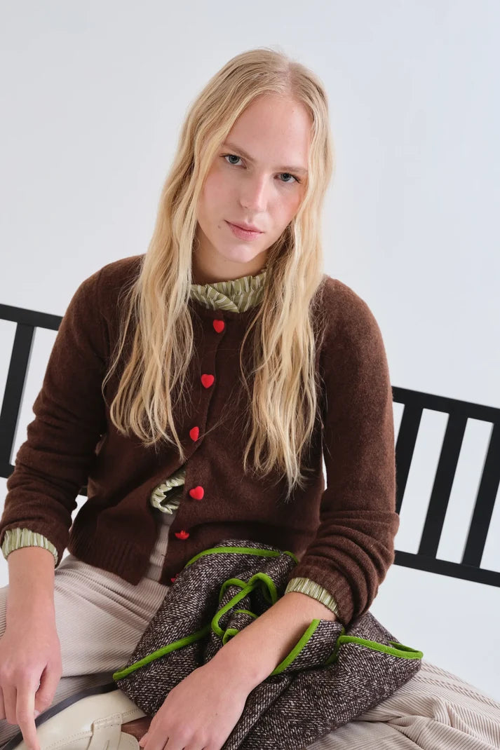 Cardigan marrone con bottoni a cuore rosso