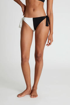 Slip bikini bicolore nero con fiocco