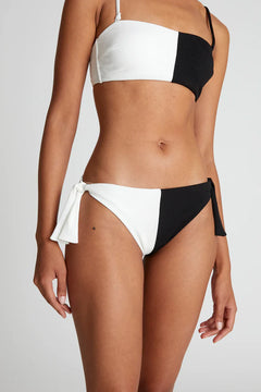 Slip bikini bicolore nero con fiocco