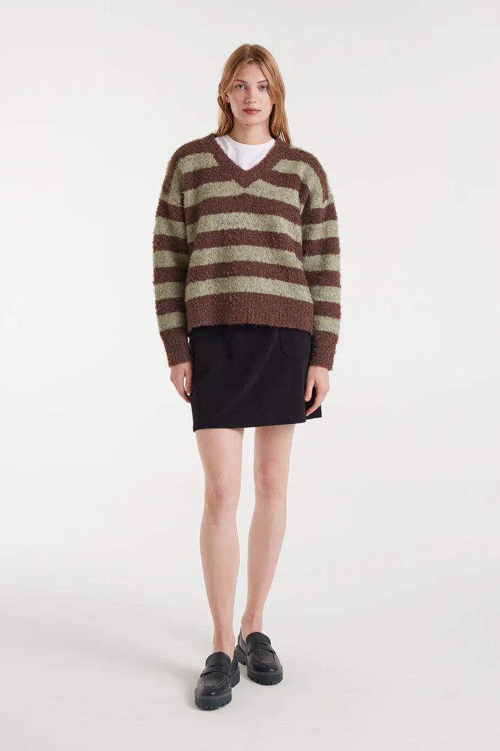 Maglione a righe marrone e verde