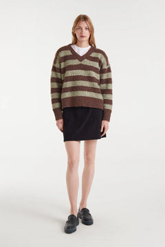 Maglione a righe marrone e verde