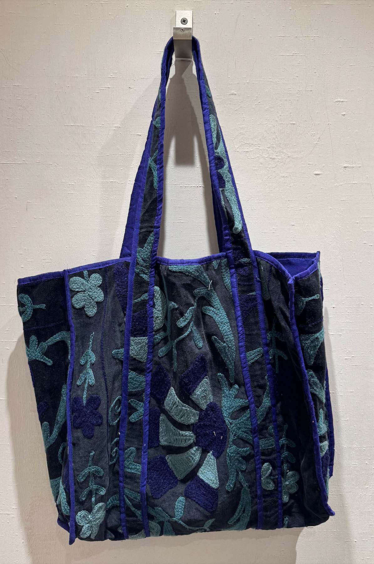 Shopper in velluto ricamata