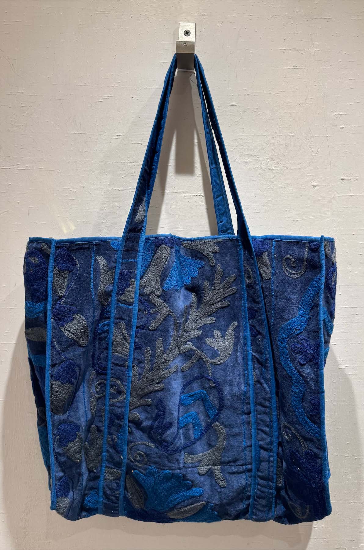 Shopper in velluto ricamata