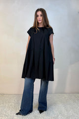 Abito svasato con cuciture a vista