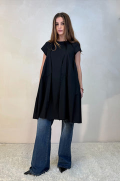 Abito svasato con cuciture a vista