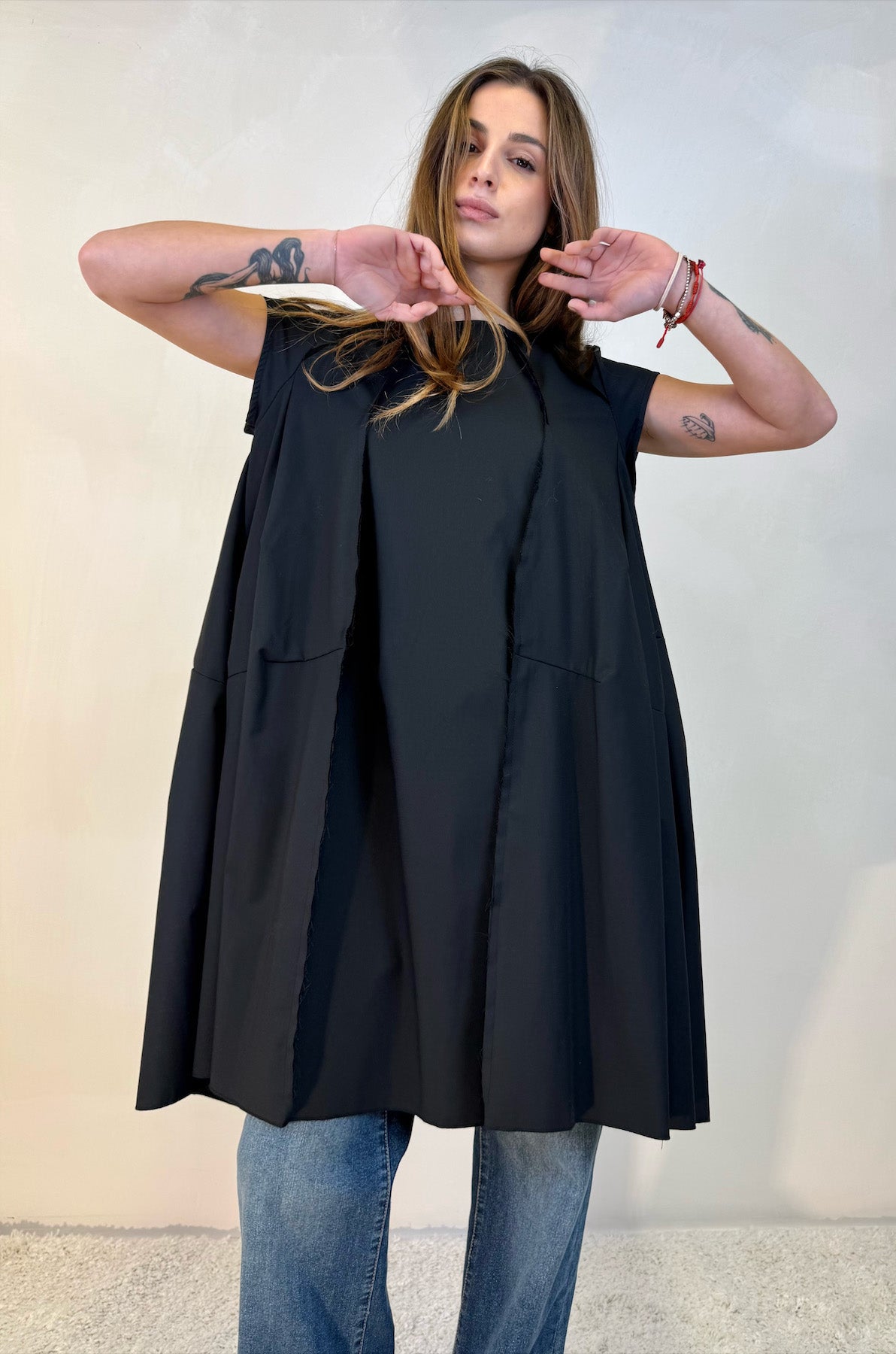 Abito svasato con cuciture a vista