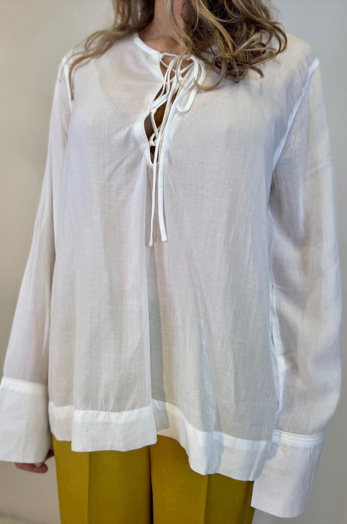 Blusa a V con nastrino