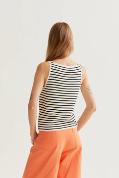 Top in maglia a righe bianche e nere