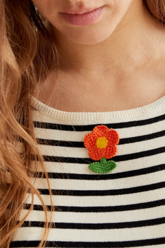 Top in maglia a righe bianche e nere