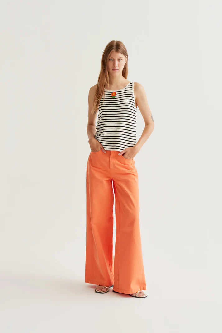 Top in maglia a righe bianche e nere