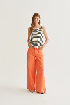 Top in maglia a righe bianche e nere