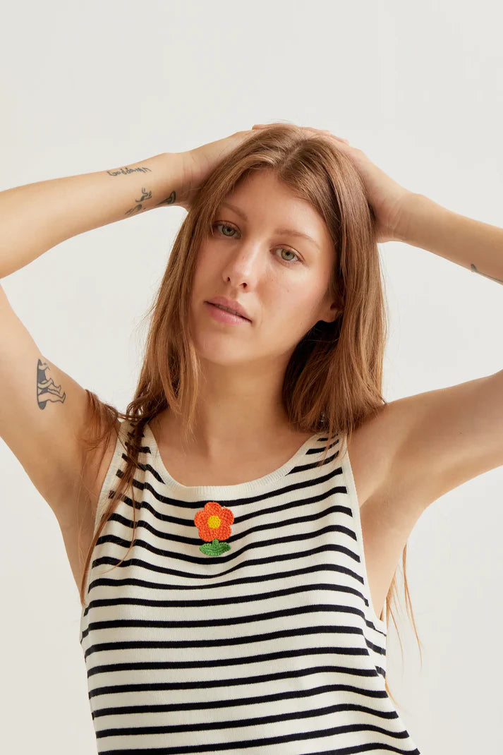 Top in maglia a righe bianche e nere