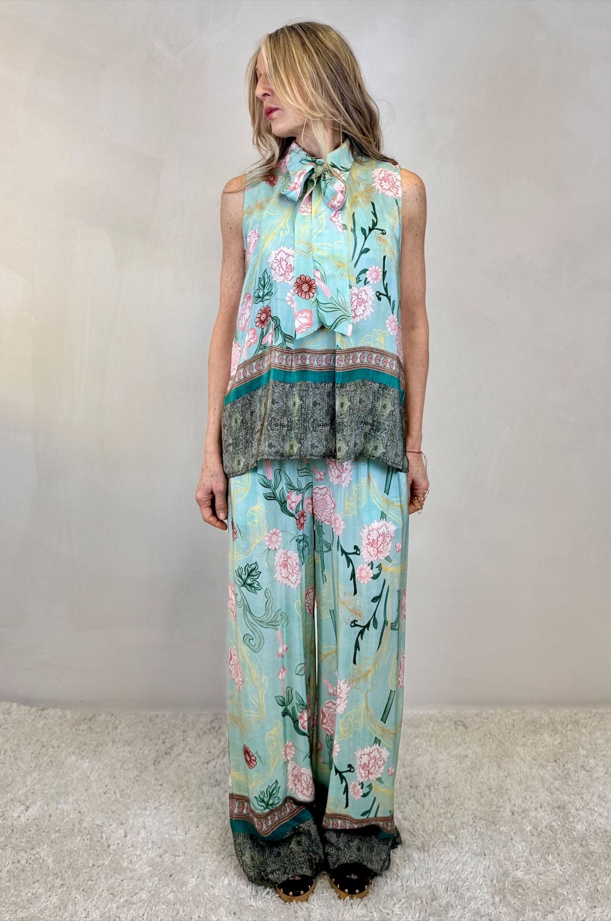 camicia smanicata fantasia floreale