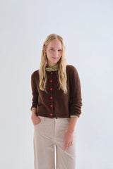 Cardigan marrone con bottoni a cuore rosso