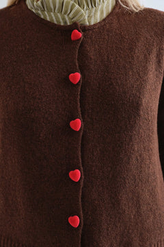 Cardigan marrone con bottoni a cuore rosso