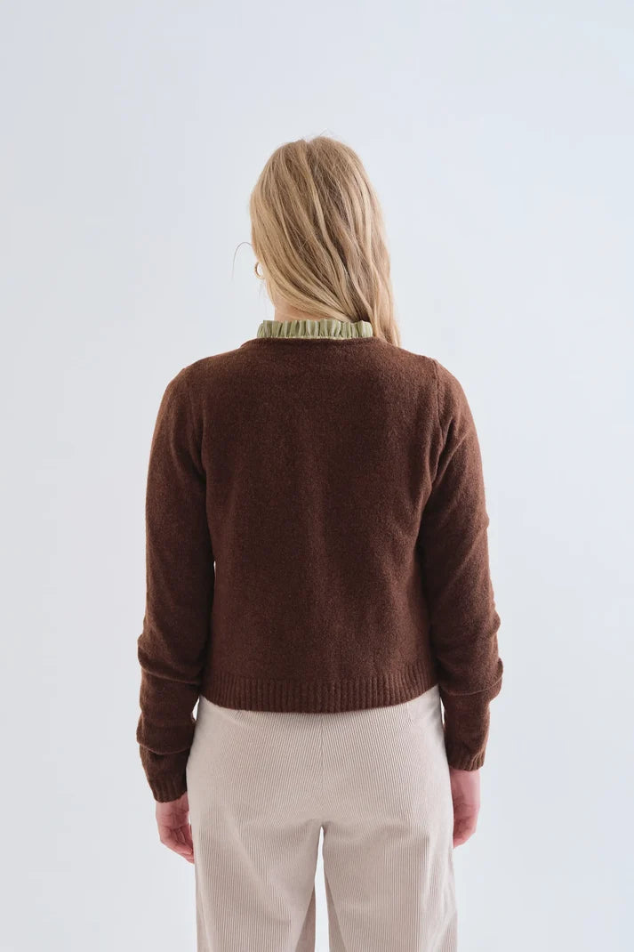 Cardigan marrone con bottoni a cuore rosso