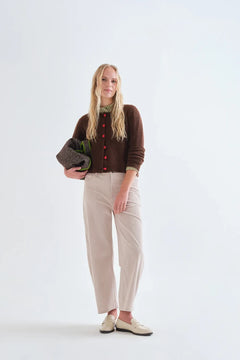 Cardigan marrone con bottoni a cuore rosso