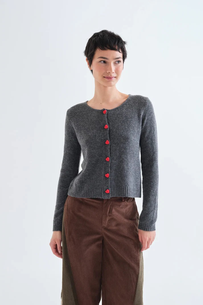 Cardigan grigio scuro con bottoni a cuore rossi