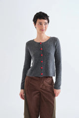 Cardigan grigio scuro con bottoni a cuore rossi
