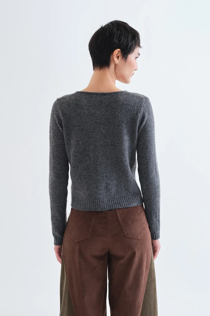 Cardigan grigio scuro con bottoni a cuore rossi